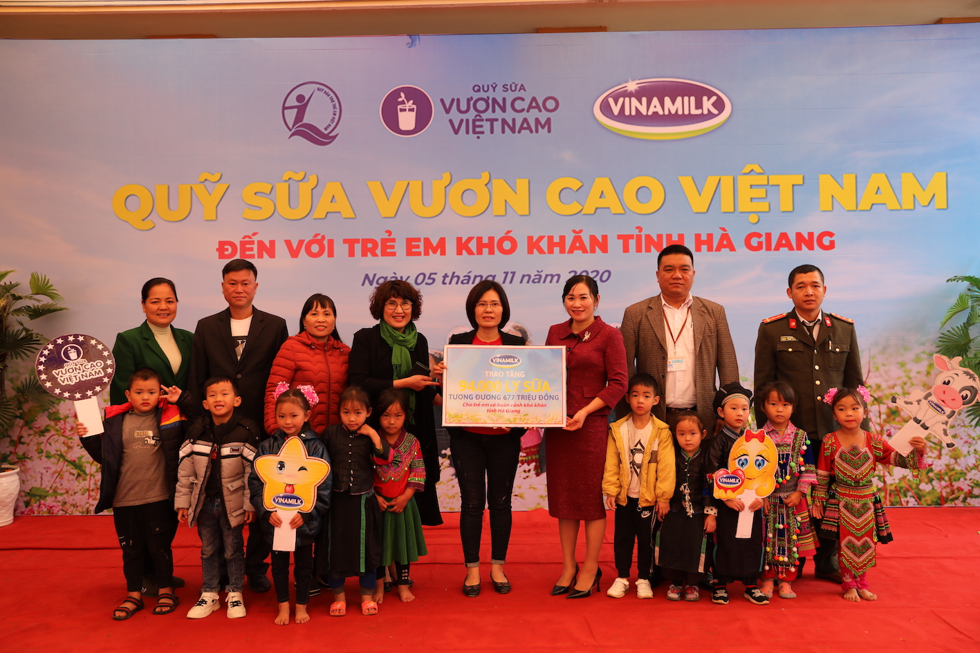 Vinamilk[-]và[-]Quỹ[-]sữa[-]vươn[-]cao[-]Việt[-]Nam[-]tặng[-]94.000[-]ly[-]sữa[-]cho[-]trẻ[-]em[-]Hà[-]Giang
